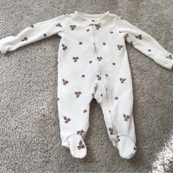 Carter’s pajamas, Size 3M, excellent condition.
Sold as a Bundle of 4 pieces. - Picture 4 of 9